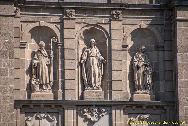 Eupen /  Heiligenstatuen an der Sankt Nikolaus Kirche