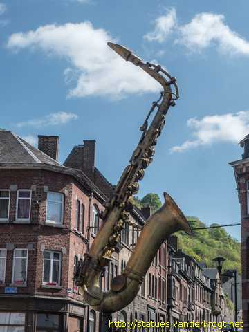 Dinant /  Saxophone réalisé en dinanderie