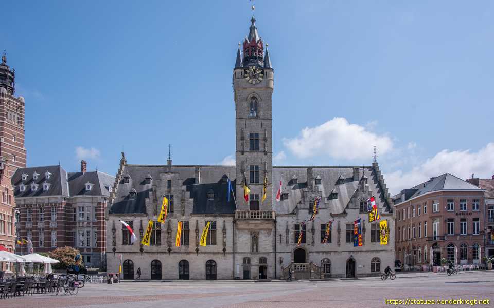 Dendermonde /  Stadhuisbeelden