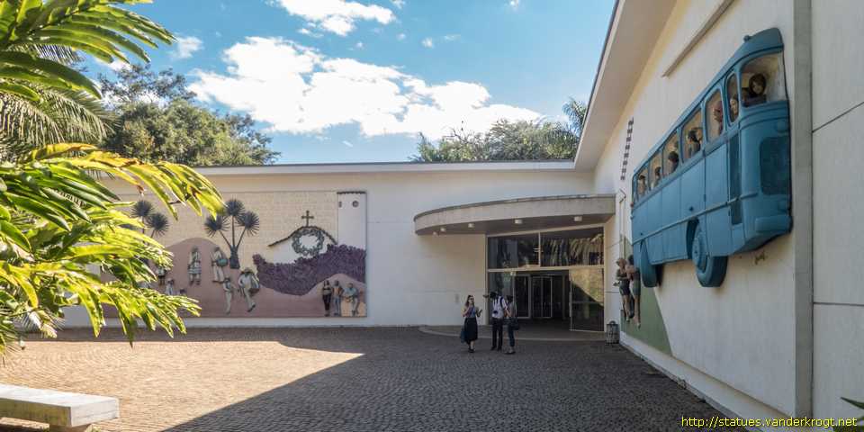 Brumadinho /  Rodoviária de Brumadinho <i>e</i> Abre a Porta