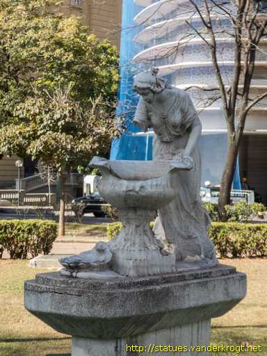 Belo Horizonte /  Moça Mirando-se no Espelho D'Água
