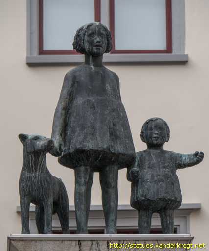 Sankt Gallen /  Zwei Mädchen mit einem Hund