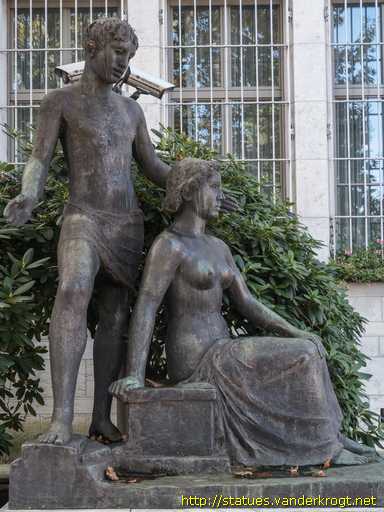 Zürich /  Stehender Jüngling mit sitzendem Mädchen