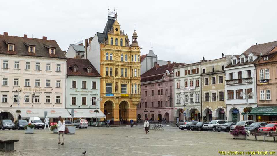 České Budějovice /  Sochy na Palác Včela