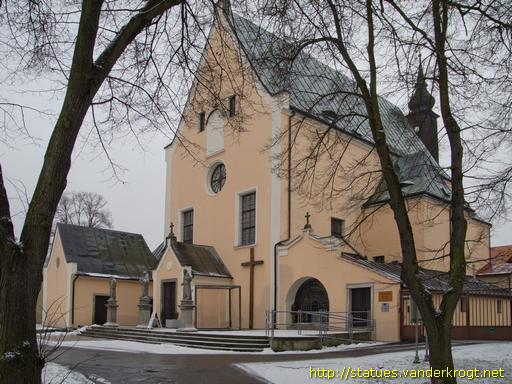 Sokolov /  Sochy svatých před kostelem Svatého Antonína Paduánského