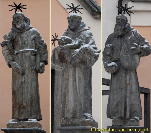 Sokolov /  Sochy svatých před kostelem Svatého Antonína Paduánského