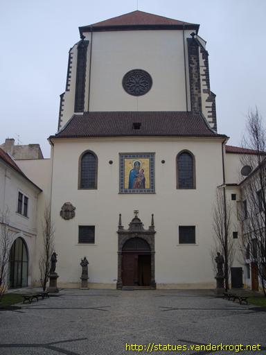 Praha /  Tři sochy svatých na nádvoří kostela Panny Marie Snĕžné