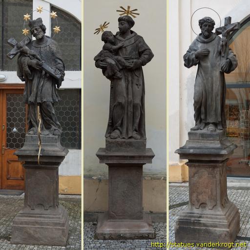 Praha /  Tři sochy svatých na nádvoří kostela Panny Marie Snĕžné