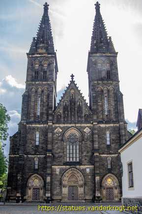 Praha /  Sochy svatých v bazilice svatého Petra a Pavla