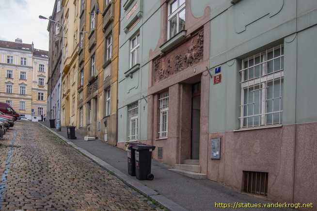 Praha /  Reliéfy podle Přemyslovského památníku ve Stadicích