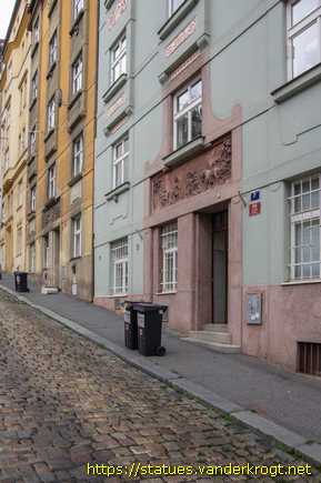 Praha /  Reliéfy podle Přemyslovského památníku ve Stadicích