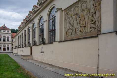 Praha /  Reliéfy: Sokolský slib a Tělocvičný ruch