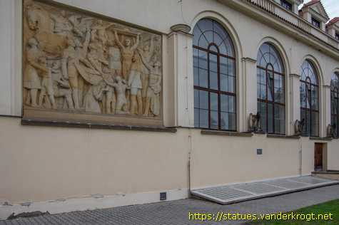 Praha / Reliéfy: Sokolský slib a Tělocvičný ruch
