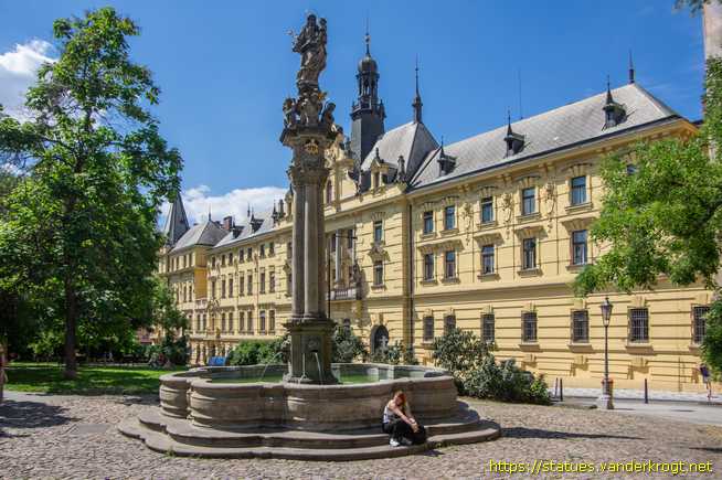 Praha /  Kašna se sochou svatého Josefa