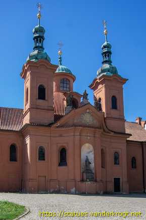 Praha /  Sochy svatých v kostele svatého Vavřince