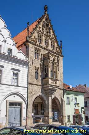 Kutná Hora /  Fasádní sochy kamenného domu