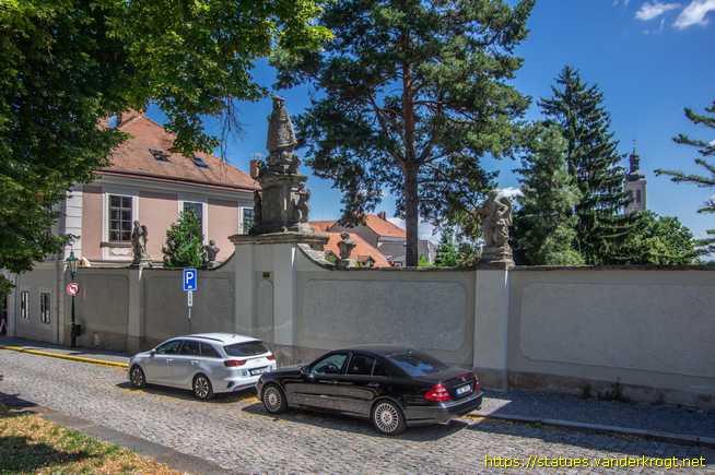 Kutná Hora /  Panna Maria s Ježíškem ve zvoncových oděvech a andělé strážní