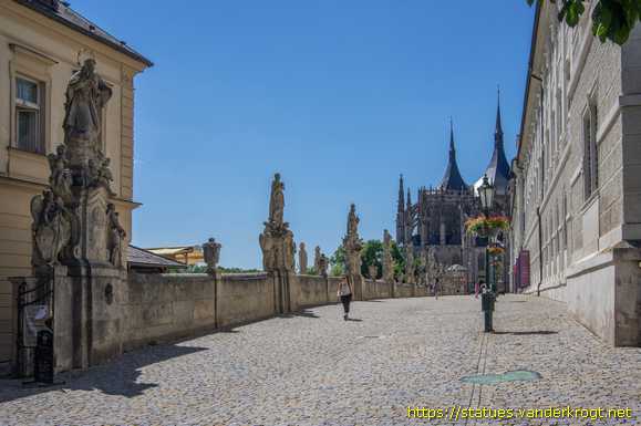 Kutná Hora /  Sousoší světců na terase před jezuitskou kolejí
