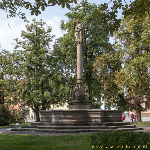 Nové Město na Moravě /  Sloup se sochou svate Anny s P. Marii
