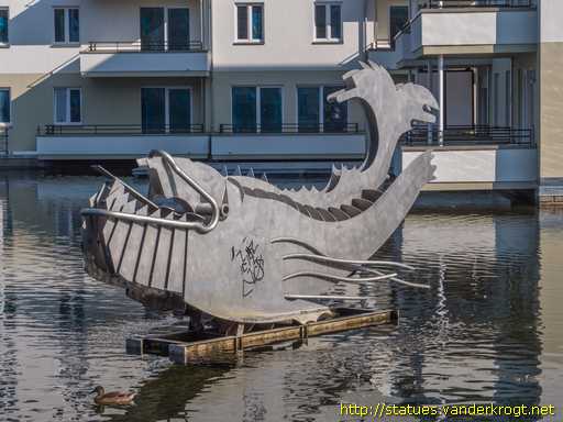 Berlin /  Fischplastik im Tegeler Hafen