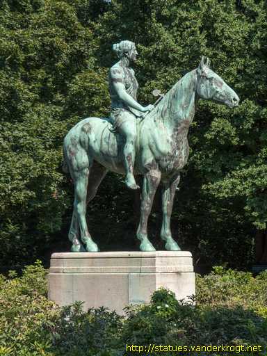 Berlin /  Amazone zu Pferde