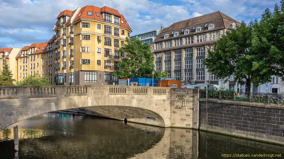 Berlin /  Reliefs Grünstraßenbrücke