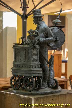 Berlin /  Leierkastenmann