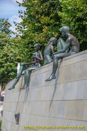 Berlin /  Drei Mädchen und ein Knabe