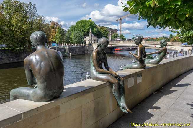 Berlin /  Drei Mädchen und ein Knabe