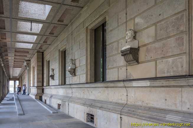 Berlin /  Sechs Büsten von Kunsthistorikern und Bildhauern