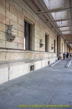 Berlin /  Sechs Büsten von Kunsthistorikern und Bildhauern