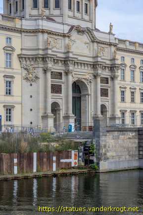 Berlin /  Reliefs am Eosanderportal des Schlosses