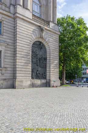 Berlin /  Zwei Reliefs anlässlich des 70. Jahrestages der Novemberrevolution