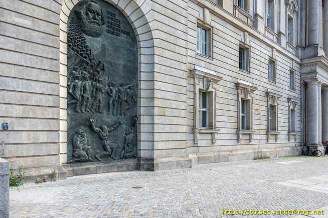 Berlin /  Zwei Reliefs anlässlich des 70. Jahrestages der Novemberrevolution