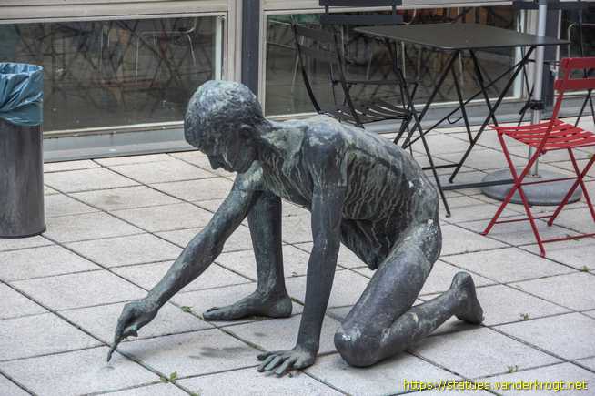 Berlin /  Hockender in der ZLB