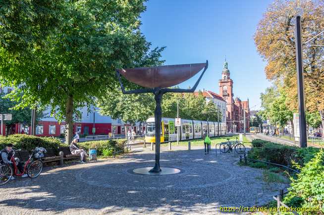 Berlin /  Viertelmondträgerin