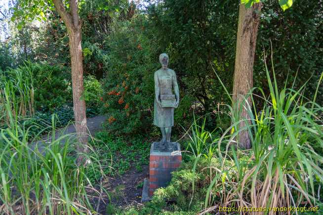 Berlin /  Aufbauhelferin