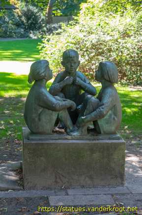 Berlin /  Kindergruppe - Drei sitzende Kinder