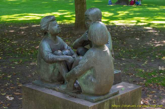 Berlin /  Kindergruppe - Drei sitzende Kinder