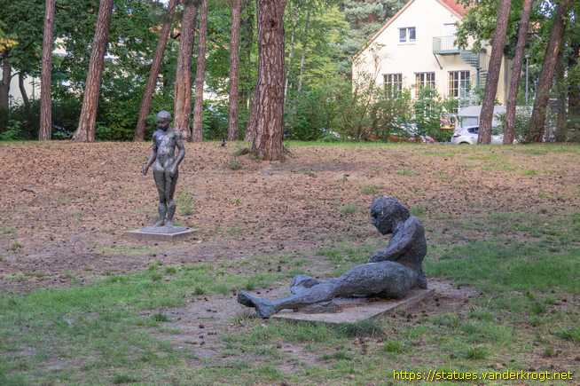 Berlin /  Der Dichter, Liegender und stehendes Mädchen