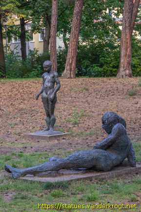 Berlin /  Der Dichter, Liegender und stehendes Mädchen