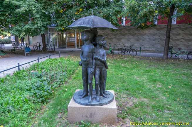 Berlin /  Fünf-Kinder-Tröpfel-Brunnen