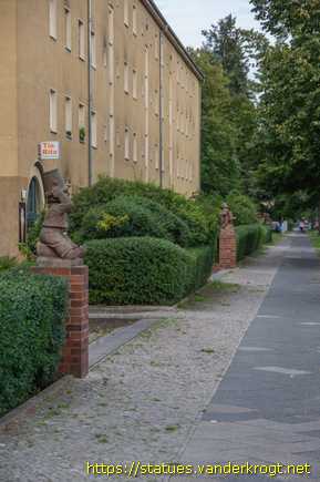 Berlin /  Zwei Figurengruppen und acht Putten