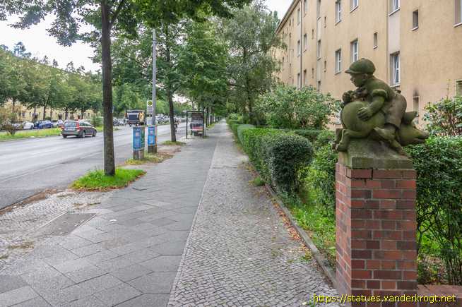 Berlin /  Zwei Figurengruppen und acht Putten