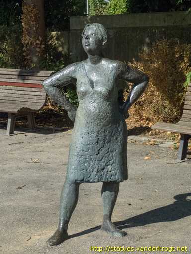 Benningen am Neckar /  Abundantia-Brunnen mit Betrachterin