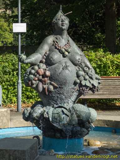 Benningen am Neckar /  Abundantia-Brunnen mit Betrachterin