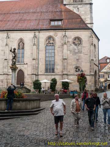 Tübingen /  Skulpturen in der Maßwerkfenster