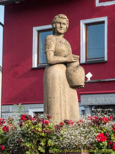 Göggingen /  Frau mit Kanne