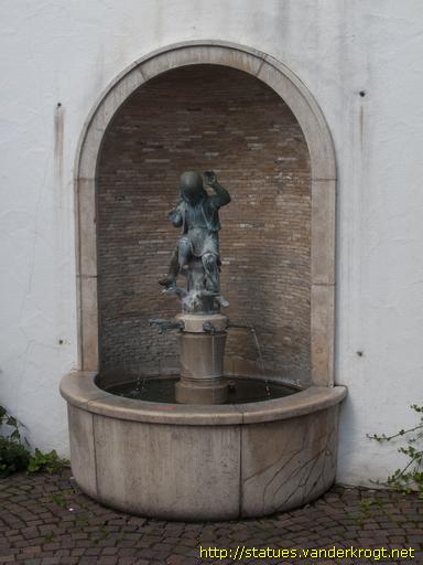 Aichach /  Mädchen mit Frosch