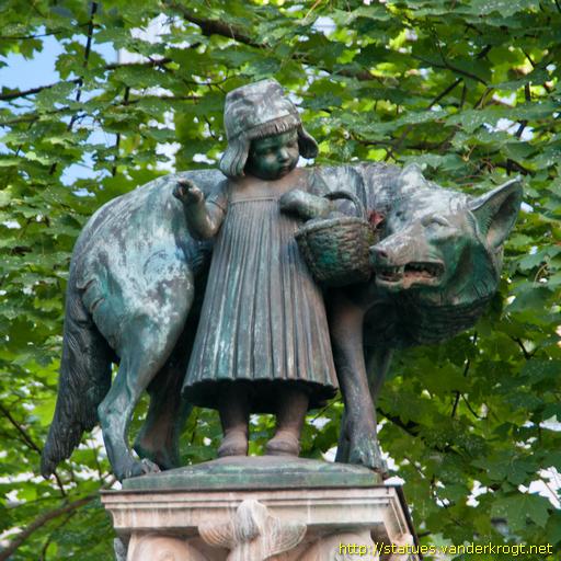 München /  Wolf's Brunnen - Rotkäppchenbrunnen